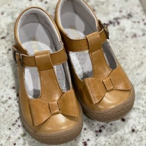 L’AMOUR New Camel Tan Bow Tstrap Mary Janes